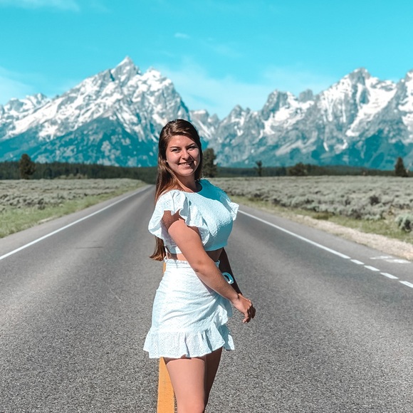 Skirt and cropped top two piece set - Picture 2 of 3